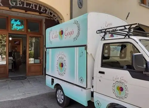 Facciata deL Cala Gogò + gelato cart